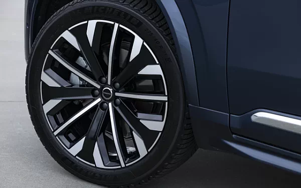   Volvo XC90 B5 AWD - 2024