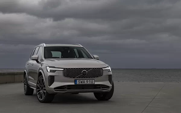   Volvo XC90 T8 Recharge AWD - 2024